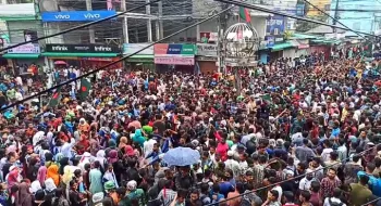 ঠাকুরগাঁওয়ে বৃষ্টি উপেক্ষা করে শিক্ষার্থীদের আন্দোলন