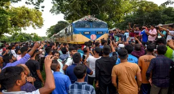 বামনডাঙ্গা স্টেশনে ট্রেনের যাত্রাবিরতির দাবিতে অবরোধ